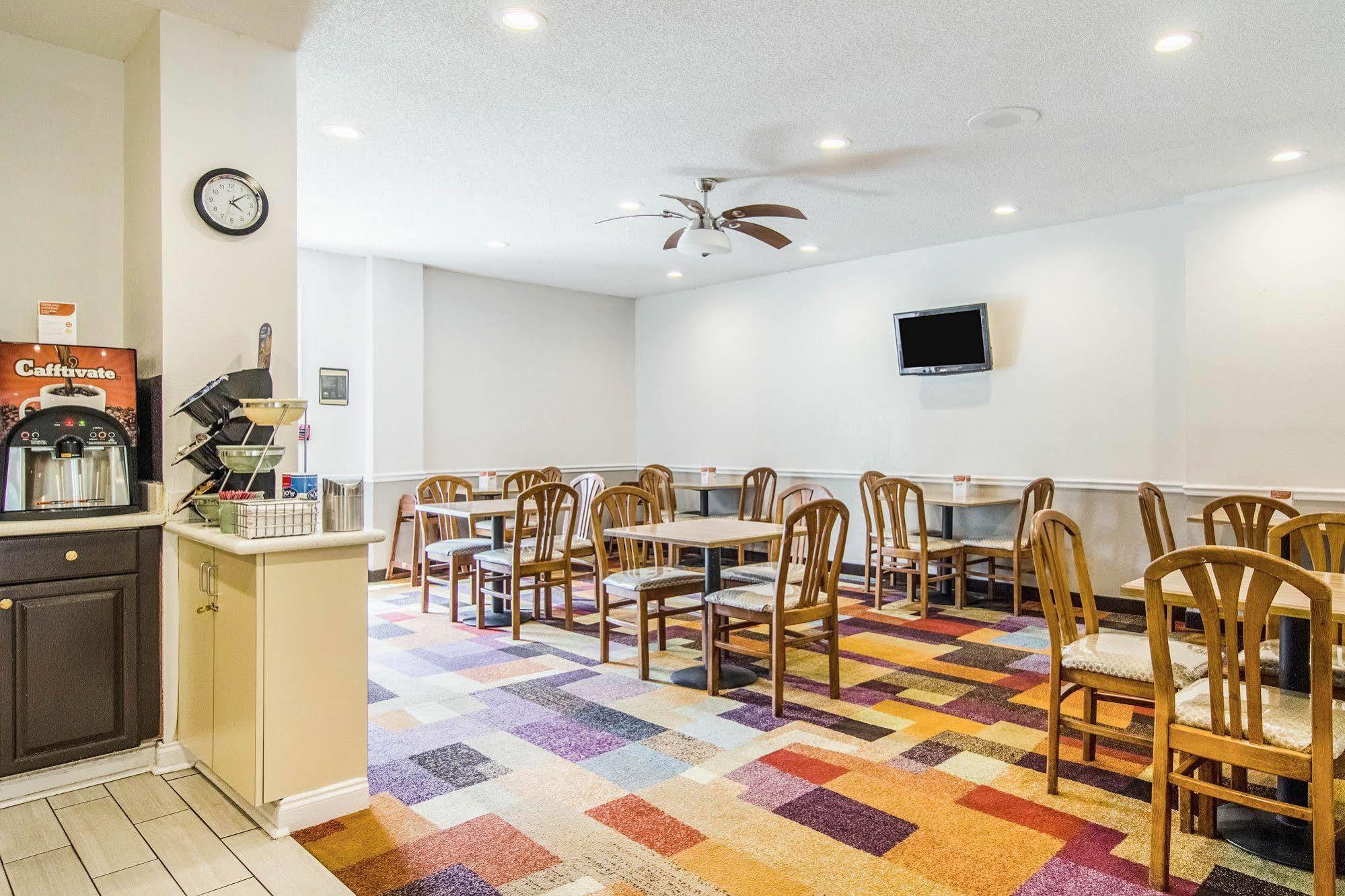 Econo Lodge Darien Exterior foto